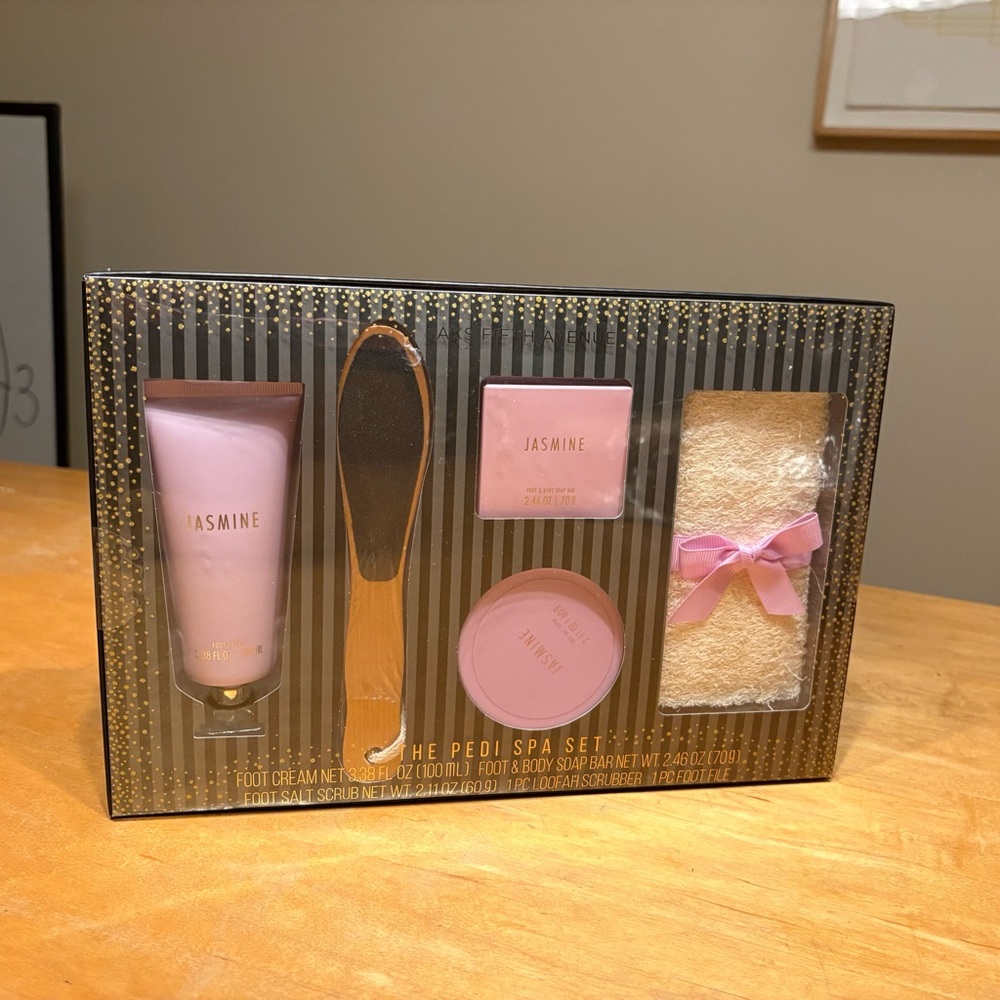 NWT Saks Pedi Spa Set